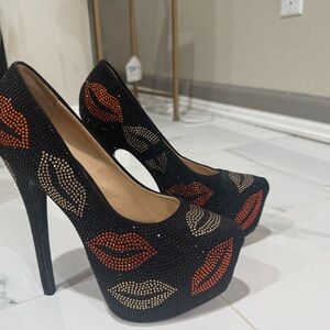 Shi by JOURNEYS Black Heels with Red and Gold Accents